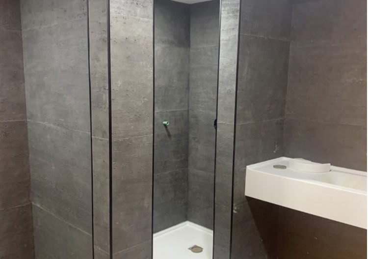 ריצוף סטיקי סטון+בטון אלסטי בקירות