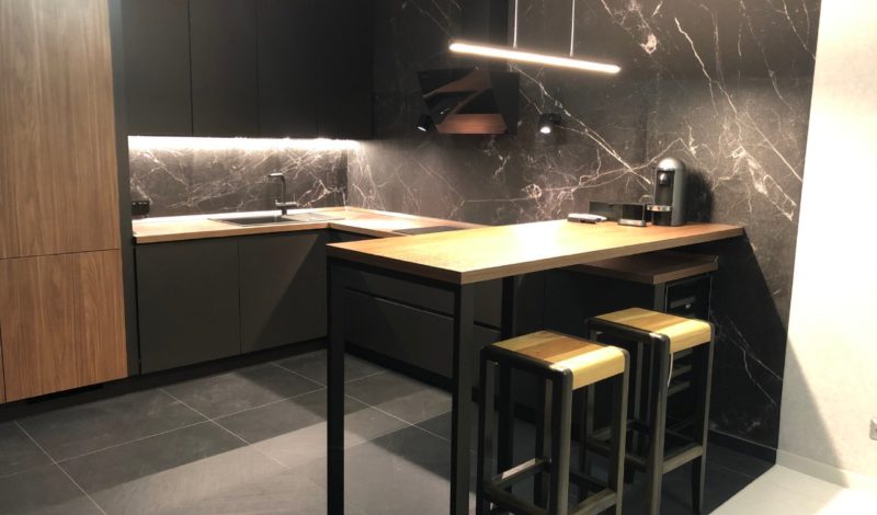 שיש אלסטי שחור במטבח